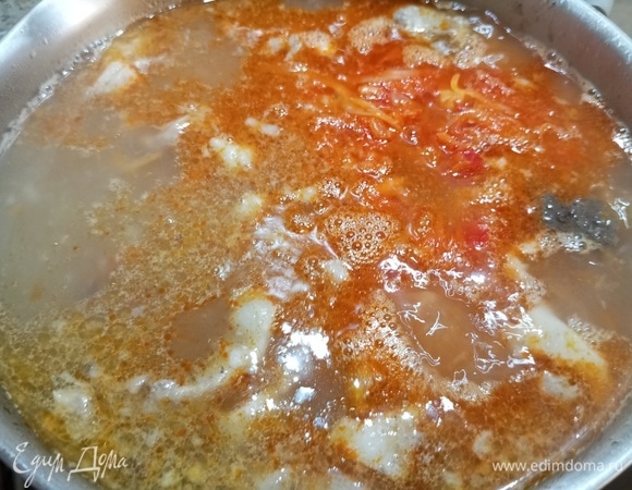 Пережаренные овощи отправить в кастрюлю с бульоном, картошкой и мясом. Варить 10 минут.