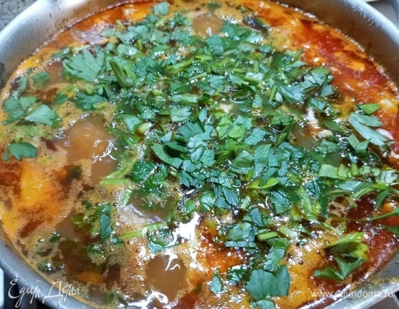 В конце приготовления заправить натертым чесноком и нарезанной зеленью.