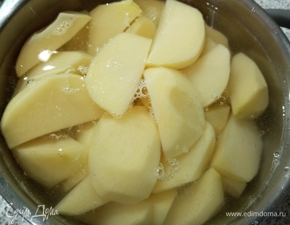 Картошку почистить, нарезать, залить водой.