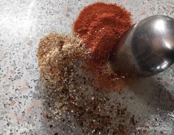 В глубокой посуде смешать растительное масло, соль, перец, паприку и чеснок.