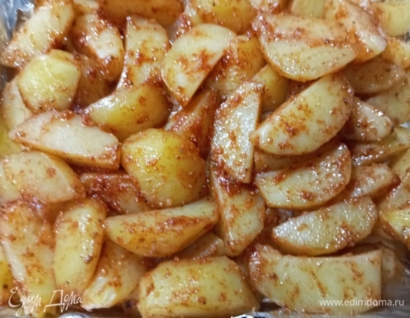 Обвалять картофель, выложить в застеленную фольгой форму.