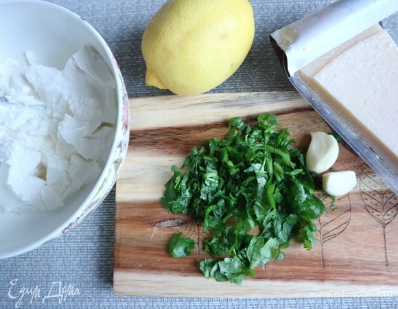 Лимон хорошо помыть, снять цедру на мелкой терке. Почистить чеснок, помыть, обсушить, нарезать петрушку.