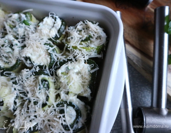 Посыпать пармезаном (20 г), отправить в духовку на 10–12 минут.