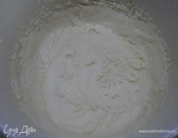 Шоколад нарубить. Я решила поэкспериментировать и смешала черный шоколад с белым. Духовку включить на разогрев до 200°C. Мягкое сливочное масло взбить с сахаром и ванильным сахаром 5–7 минут. Продолжая взбивать, добавить по одному яйца.