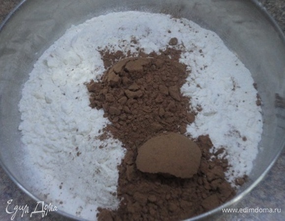 Смешать муку с какао и разрыхлителем.