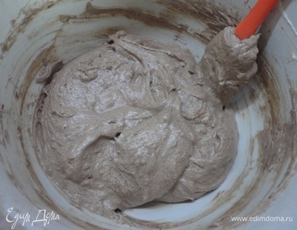 Просеять сухие ингредиенты к масляной смеси и перемешать.