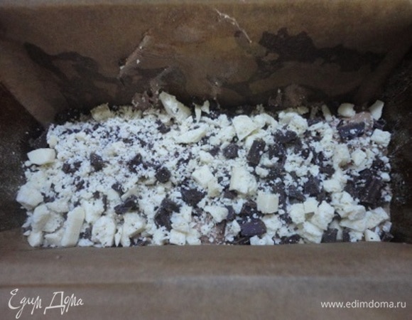 Если используете прямоугольную форму, выстелите ее пекарской бумагой, чтобы проще было извлекать кекс. Выложите тесто в подготовленную форму и поставьте в духовку. Температуру убавьте до 160°C и выпекайте 45 минут.