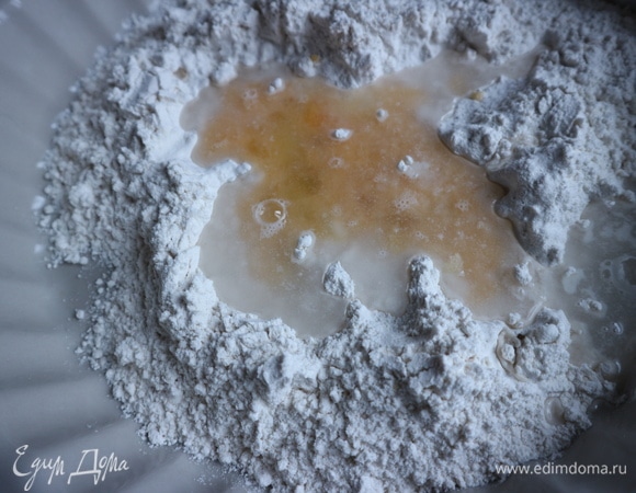 В муку добавить соль, пол-яйца (яйцо нужно разбить в посуду, размешать, чтобы была однородная масса из белка и желтка, и отделить 30 г), воду. Делала небольшую порцию подкоголей, вы можете увеличить ее вдвое, чтобы брать для теста 1 яйцо.