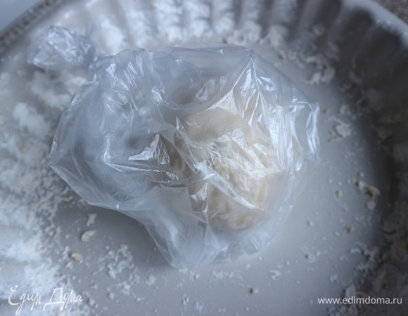 Поместить его в целлофановый пакет, оставив там свободное место, завязать пакет. Оставить на 1 час. Некоторые накрывают тесто кастрюлей.