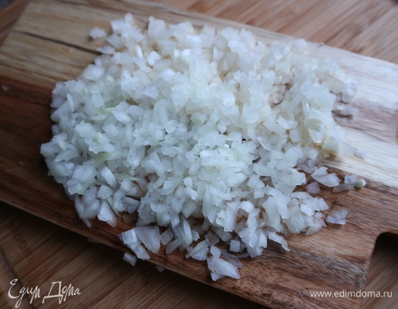 Приготовить начинку. Лук почистить, нарезать мелко.