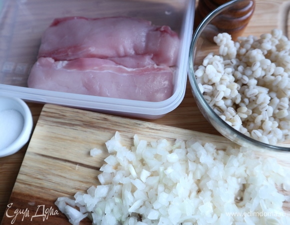 Сварить перловую крупу в небольшом количестве подсоленной воды. Остудить до комнатной температуры.