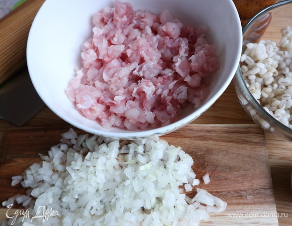 Мясо кролика (у меня здесь вырезка кролика) нарезать очень мелко, насколько это возможно.