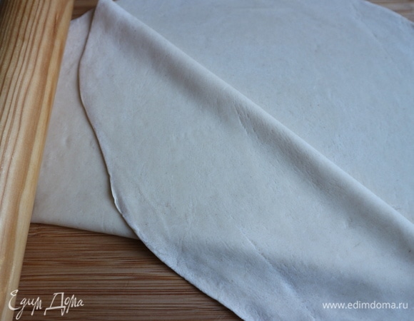 Тесто раскатать в тонкий слой. Рабочую поверхность мукой не присыпать, тесто и без нее замечательно раскатывается и не прилипает к поверхности.