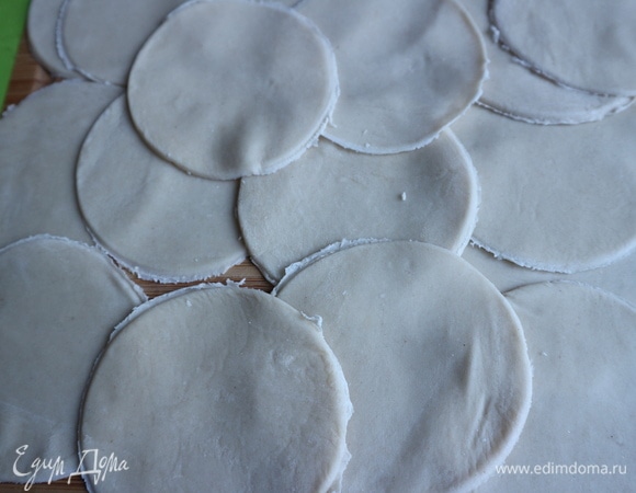 Вырезать кружочки диаметром 9,5–10 см, не меньше.