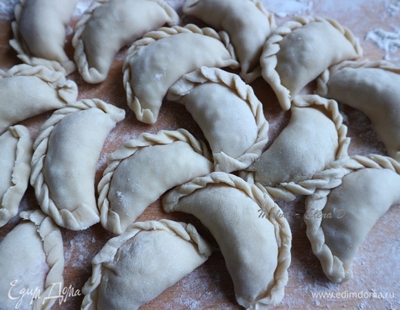 Наполнить фаршем. Перегнуть кружочек из теста с начинкой пополам. Плотно скрепить края теста, сплести «косичку».