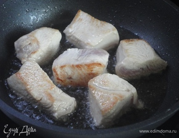 Для начинки мякоть индейки нарезать на кусочки по 40–50 г и обжарить на растительном масле со всех сторон.