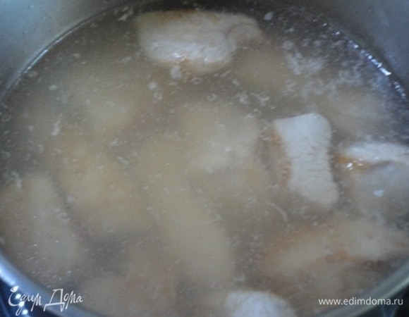 Залить водой, чтобы она только покрывала мясо, и тушить до готовности. Готовое мясо измельчить через мясорубку или блендер. А бульон использовать для приготовления соуса.