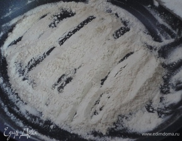 Для соуса лук нарезать мелкими кубиками и обжарить. Муку поджарить на сухой сковороде до золотистого цвета и орехового аромата.