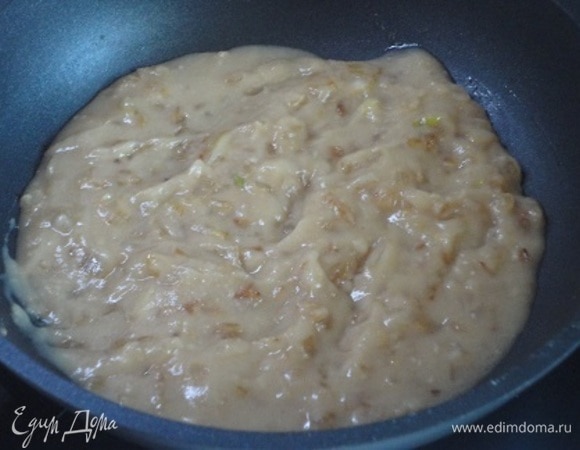 Соединить муку с луком и развести бульоном, доливая его частями. Проварить соус, помешивая, на медленном огне до загустения.