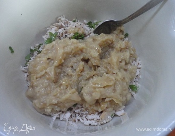 Вылить в мясо соус и перемешать.