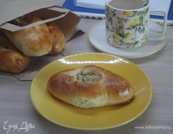 Оставьте готовые изделия для подъема, пока духовка разогревается до 200°C. У меня осталось немного бульона, и я его разлила в расстегаи по чайной ложке, смазала взбитым яйцом. Выпекать 15–20 минут.