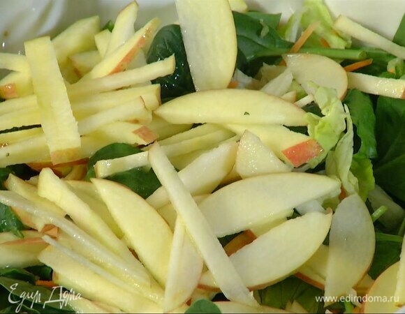 Шпинат и листья салата поместить в глубокую миску, сверху выложить нарезанное яблоко.