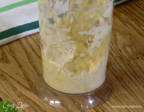 Приготовить майонез: чеснок почистить и, удалив горькую сердцевину, мелко порубить, затем выложить в стакан для взбивания, добавить желток и горчицу, влить яблочный уксус, 1 ст. ложку лимонного сока, растительное и оливковое масло и взбить все погружным блендером.