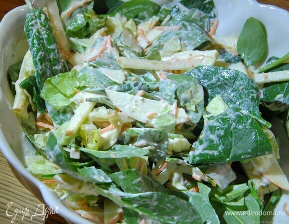 Майонез выложить на салат и все перемешать.