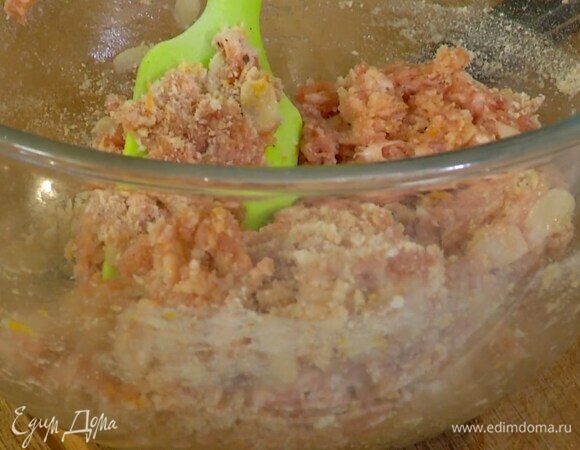 К фаршу добавить миндальные хлопья, одно яйцо, цедру апельсина, горсть панировочных сухарей, слегка посолить, поперчить и вымешать.