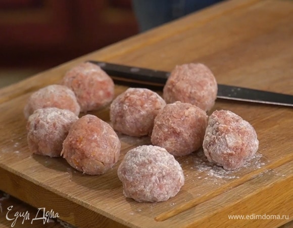 Сформировать из фарша небольшие шарики и обвалять их в муке.