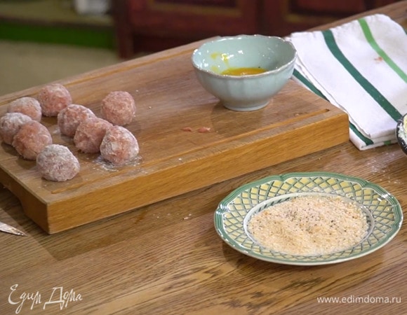 Оставшееся яйцо разбить в пиалу, обмакнуть в него фрикадельки, затем обвалять в сухарях.
