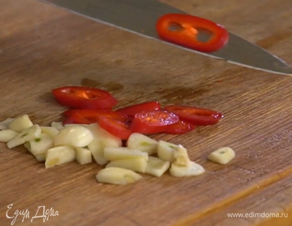 Перец чили, удалив семена, мелко порубить.