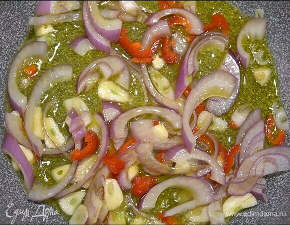 В отдельной сковороде разогреть оставшееся оливковое масло и обжарить лук, чеснок и перец чили, затем выложить все в сковороду с фрикадельками, накрыть крышкой и готовить еще 5 минут.