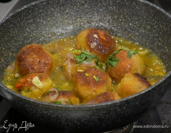 Кинзу и зеленый лук мелко порезать и посыпать готовые фрикадельки.