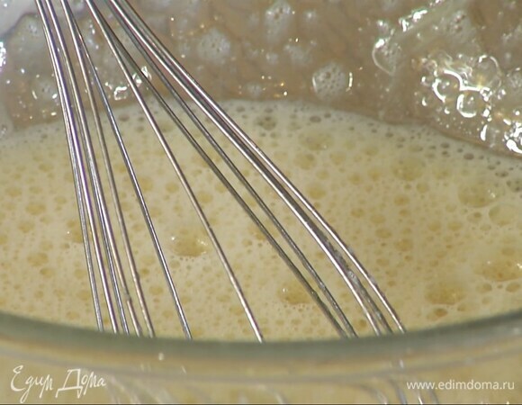 Яйца и сахар поместить в глубокую миску, добавить ванильный экстракт и взбить блендером с насадкой-венчиком в пышную массу.