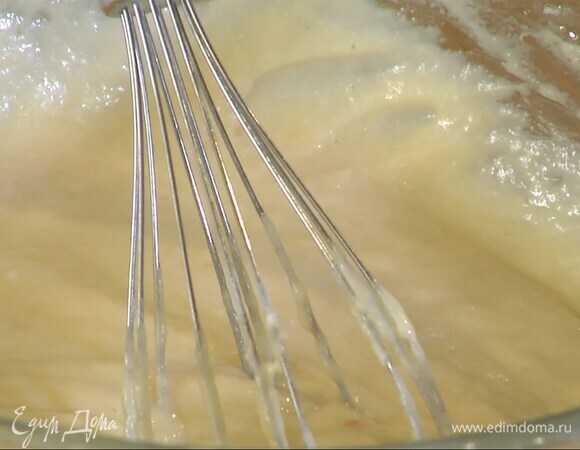 Влить йогурт, перемешать, всыпать всю муку, разрыхлитель и соль, влить растительное масло и вымешать тесто.