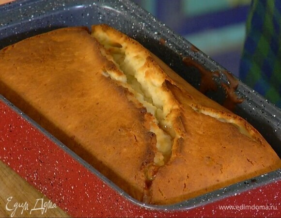 Выпекать в разогретой духовке 30 минут. Готовый кекс остудить.