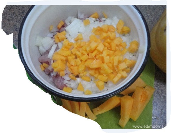 Для начинки индейку, лук и тыкву нарезаем примерно одинаковыми небольшими кусочками. Солим, перчим и перемешиваем.