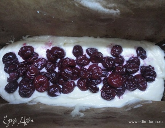 Белки взбить в крепкую пену. Смешать масляно-яичную смесь с мукой и разрыхлителем. Частями ввести белки и осторожно перемешать. Выложить в форму. Сверху выложить вишню без сока, отступая на 1 см от края, и слегка прижать ложкой.