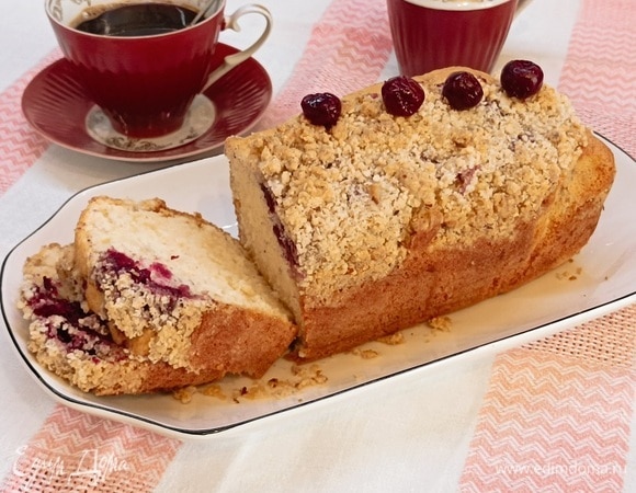 Для крамбла сухие ингредиенты пробить в блендере, добавить холодное масло и перетереть в масляную крошку. Выложить крамбл сверху вишен. Выпекать около часа при 150°C.