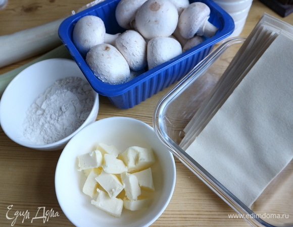 Приготовить ингредиенты. Масло нарезать на кусочки.