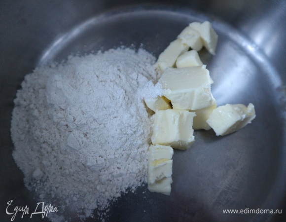 Приготовить бешамель. Разогреть молоко до теплого состояния. В сотейник с толстым дном поместить муку, сливочное масло, разогреть на небольшом огне.