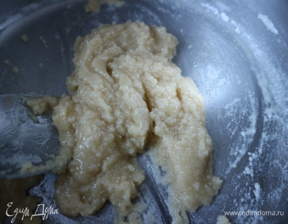 Перемешать муку и масло. У нас получилась смесь, которую принято называть ру (roux).