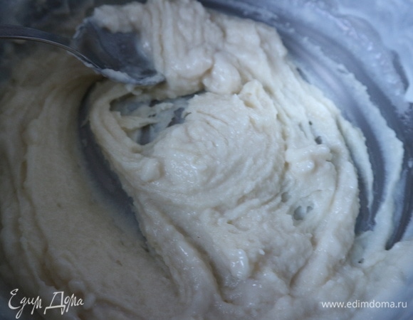 Постепенно, размешивая, подливать молоко.