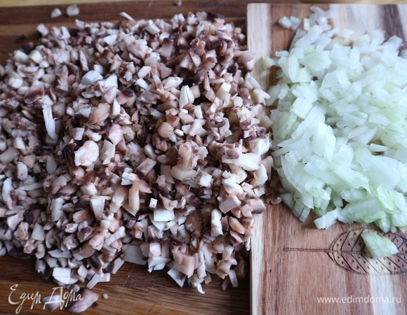Приготовить дюксель. Репчатый лук почистить, мелко нарезать. Шампиньоны почистить от загрязнений, ополоснуть, мелко нарезать.