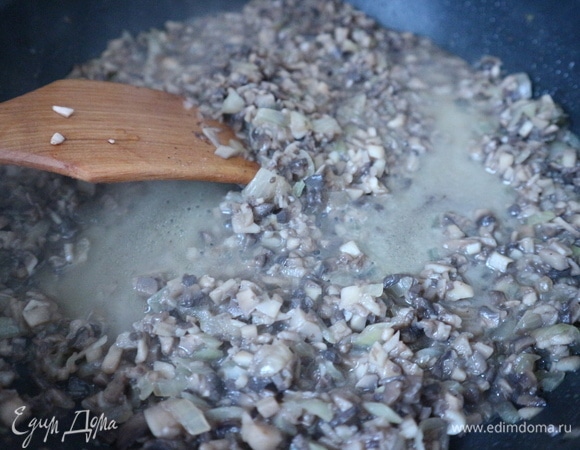 Добавить шампиньоны. Нам требуется выпарить жидкость на небольшом огне, в конце этого процесса добавить соль, перец, белое сухое вино, выпарить жидкость.