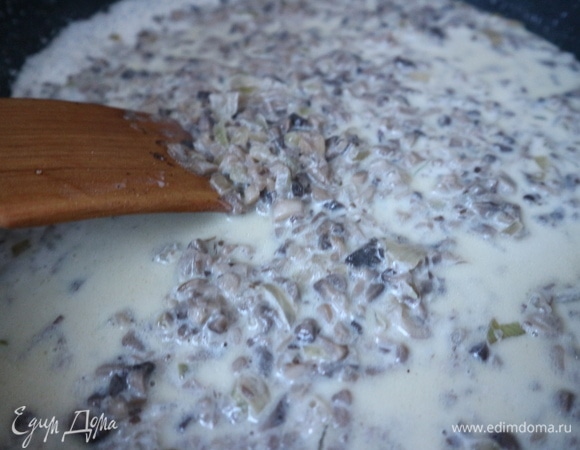 Добавить сливки, советую брать нежирные, так блюдо получится нежнее. У меня здесь 10% сливки.