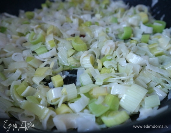 Нарезать порей, сначала вдоль на две части, потом половинками колечек. На сковороду поместить оливковое и сливочное масло, разогреть сковороду, слегка обжарить порей, чтобы он стал мягким, но не зажаренный, на это потребуется несколько минут. Посолить, перемешать.