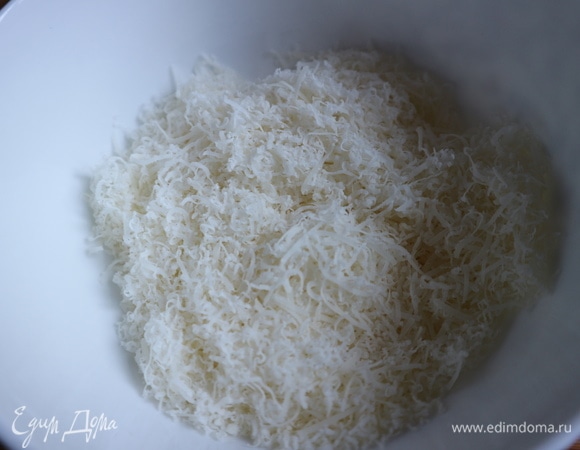 Пармезан натереть на мелкой терке.