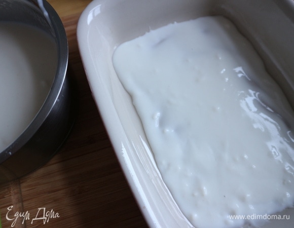 Духовку разогреть до 180°C. Смазать оливковым маслом дно и бортики керамической формы. На дно формы вылить примерно половник соуса бешамель.